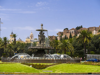 Plaza del General Torrijos mit dem Springbrunnen Las Tres Gracias, "Die drei Grazien", aus dem 19. Jahrhundert, hinten das Rathaus, die Kathedrale sowie die Burg Alcazaba, Malaga, Andalusien, Spanien