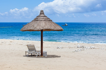 parasol de paille sur plage de Boucan Canot, &icirc;le de la R&eacute;union 