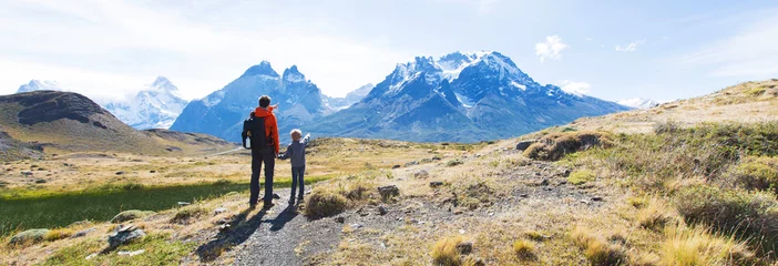 Papier Peint photo autocollant Cuernos del Paine randonnée en famille en patagonie