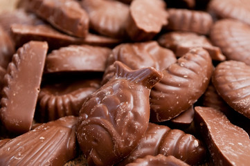 assortiment de chocolat en forme de coquillages et fruits de emr pour Pâques