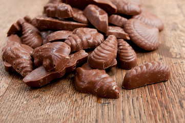 assortiment de chocolat en forme de coquillages et fruits de emr pour Pâques