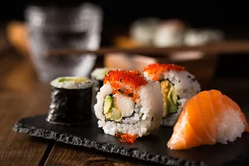 Foto op Plexiglas Sushi bar Maki en nigiri sushi
