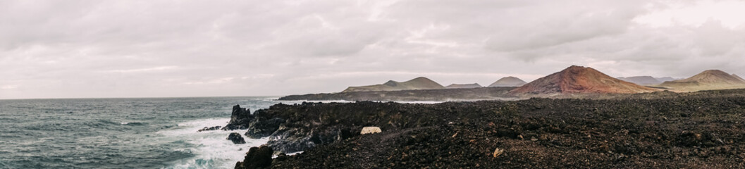 Panorama Aufnahme von Lanzarote// Feuerberge von der Küste aus 