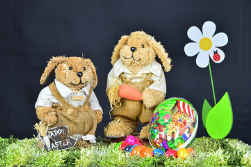 Osterhasen mit Ei und Blume