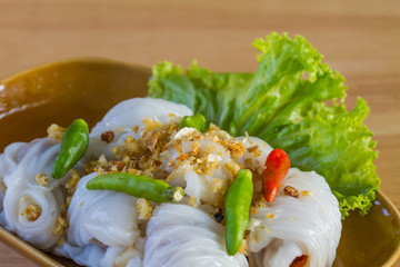 Steamed rice skin dumplings on wooden