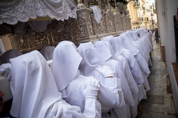 costaleros procesionando por las calles de málaga