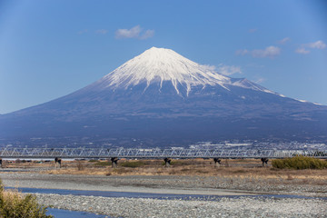 Fototapeta na wymiar 富士川付近から見た富士山