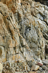 pared rocosa natural en la costa cerca del mar