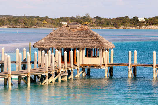 Bahamas: Hut over water