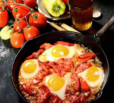 scrambled eggs with tomatoes, beer, pepper