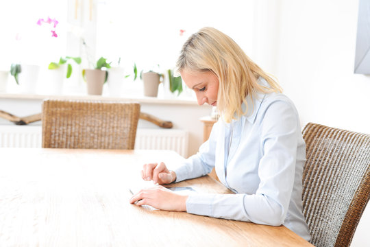 Blonde Frau mit Tablet