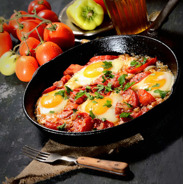scrambled eggs with tomatoes, beer, pepper