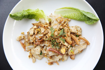 Fried rice noodle with chicken