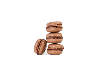Macarons de chocolate sobre fondo blanco aislado. Vista de frente. Copy space