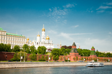 Obraz premium Moscow Kremlin and embankment along Moskva River in sunny summer