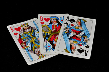 Игральные карты на черном фоне