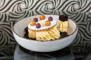 Unique gourmet blackcurrant jelly cheesecake, served with jelly, vanilla sweets and icing.