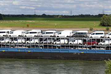 Transport von Fahrzeugen mit Binnenschiff