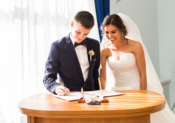 Wedding couple leaving their signatures