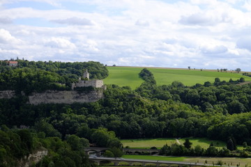 Fototapeta na wymiar Blick über das Saaletal auf die Rudelsburg und Burg Saaleck be
