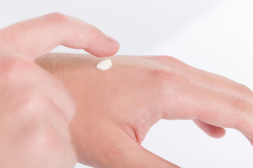 Mann cremt sich die Hand mit Schutzcreme ein