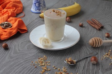 Banana smoothie with oats and hazelnuts