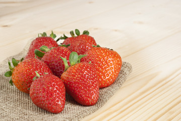 Fragole, juta, legno naturale