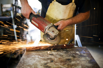 Master grinder grinds metal