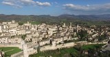 Panoramica aerea su Spello, Umbria, Italia