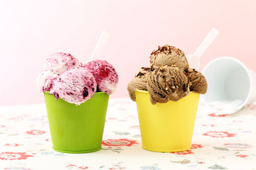 gelato frutti di bosco e nocciola in contenitori di metallo  sfondo rosa