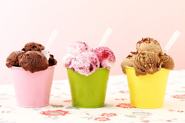 gelato tre coppe colorate con gelato di frutta cioccolato e nocciole sfondo rosa