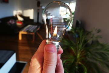 gluehbirne mit flamme I