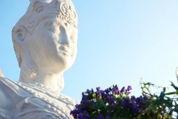 buddha weiss mit blumen I