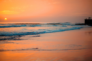 Obraz premium Beach with glossy surface reflecting beautiful seascape on the sunset in Maspalomas on Gran Canaria island