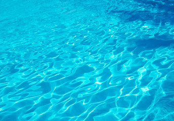 Fototapeta na wymiar Blue pool water with sun reflections