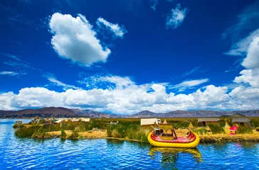 Fleecedeken met foto Totora boat on the Titicaca lake near Puno, Peru © Pakhnyushchyy