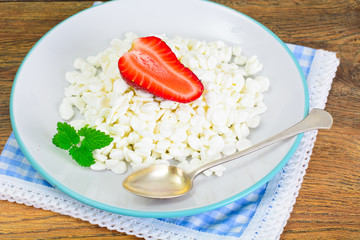 Home Dietary Fat Cottage Cheese Beaded Curd with Strawberry