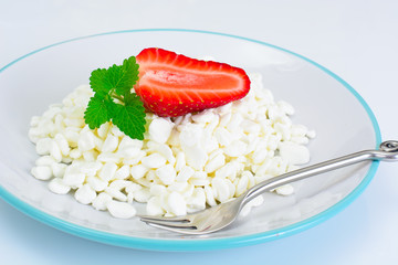 Home Dietary Fat Cottage Cheese Beaded Curd with Strawberry
