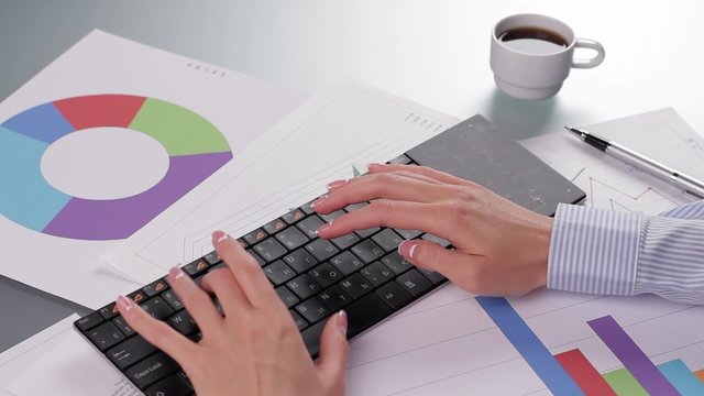 Girl probation at the computer.