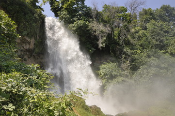 Obraz na płótnie Canvas Водопад на фоне зелени .Waterfall on the background of greenery.