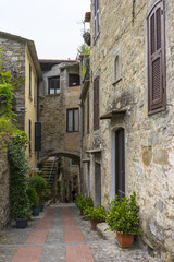 Obraz premium Średniowieczny widok ulicy Dolceacqua we włoskim regionie Liguria.
