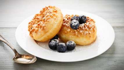 Donuts mit Blaubeeren - donuts with blueberries