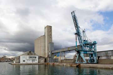 Fototapeta na wymiar Les entrepôts du port de Sète avec une grue mobile