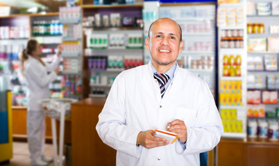 Obraz na płótnie Canvas Pharmacist and assistant working at farmacy reception
