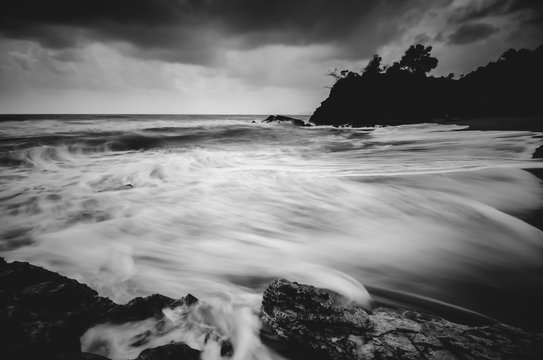 Fototapeta black and white beautiful wave flow hitting the shore
