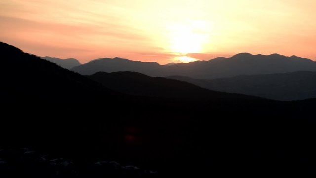 zirve dağlarda g&uuml;nbatımı