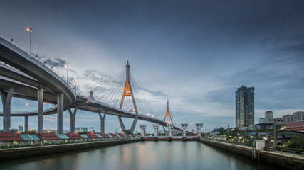 Obraz premium Bhumibol Bridge at sunset, Bangkok, Thailand