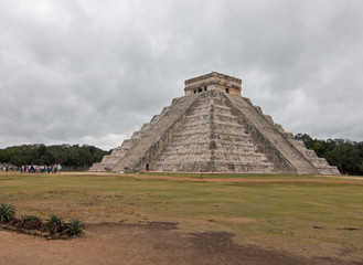 Fototapeta na wymiar El Castillo Temple Kukulcan Pyramid at Mexico's Chichen Itza Mayan ruins