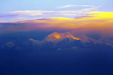 Papier Peint photo autocollant Kangchenjunga Kanchenjunga est la troisième plus haute montagne du monde, au Sikkim, en Inde. Elle s& 39 élève à une altitude de 8 586 m (28 169 pieds) dans une partie de l& 39 Himalaya