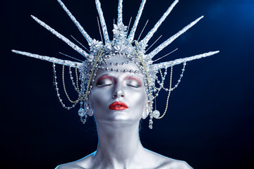 close up fashion portrait of a woman with body paint looking like a Statue of Liberty  © fyb